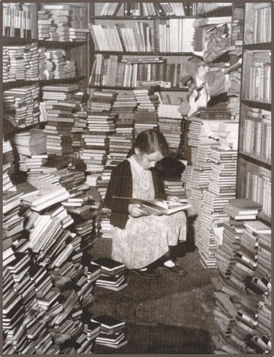 ילדה קוראת בספרייה